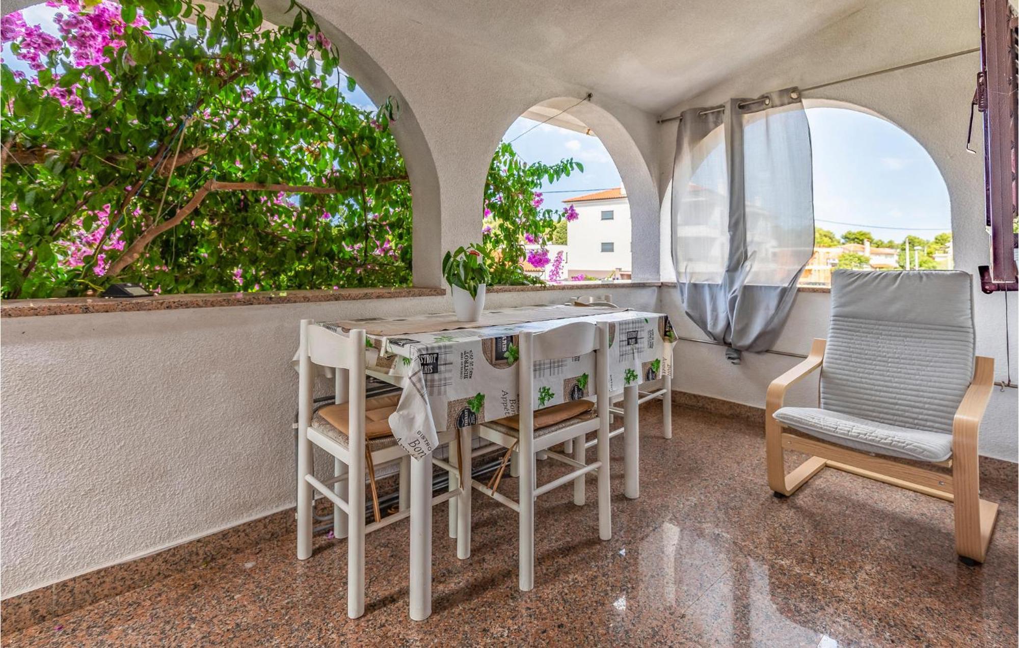 2 Bedroom Beautiful Apartment In פרמנטורה מראה חיצוני תמונה